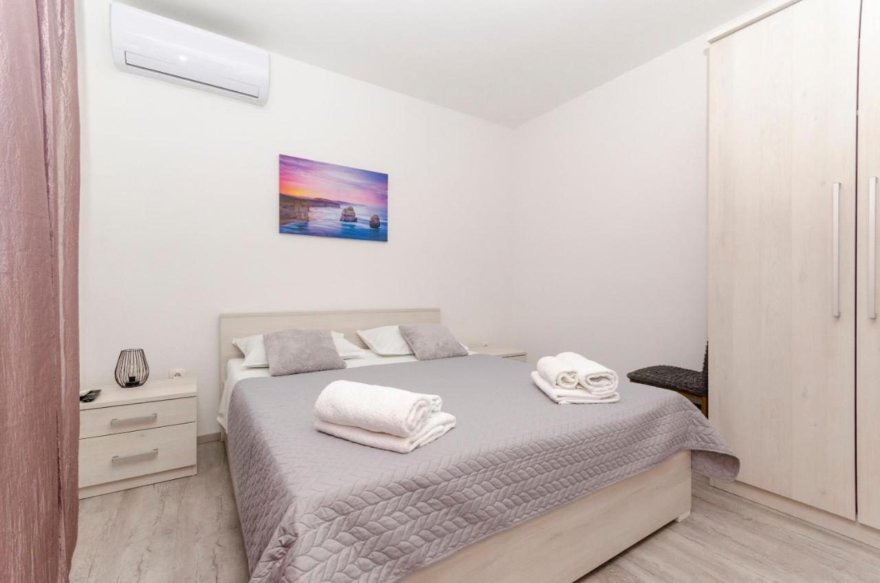 Apartments Silvana Supetar Exterior photo
