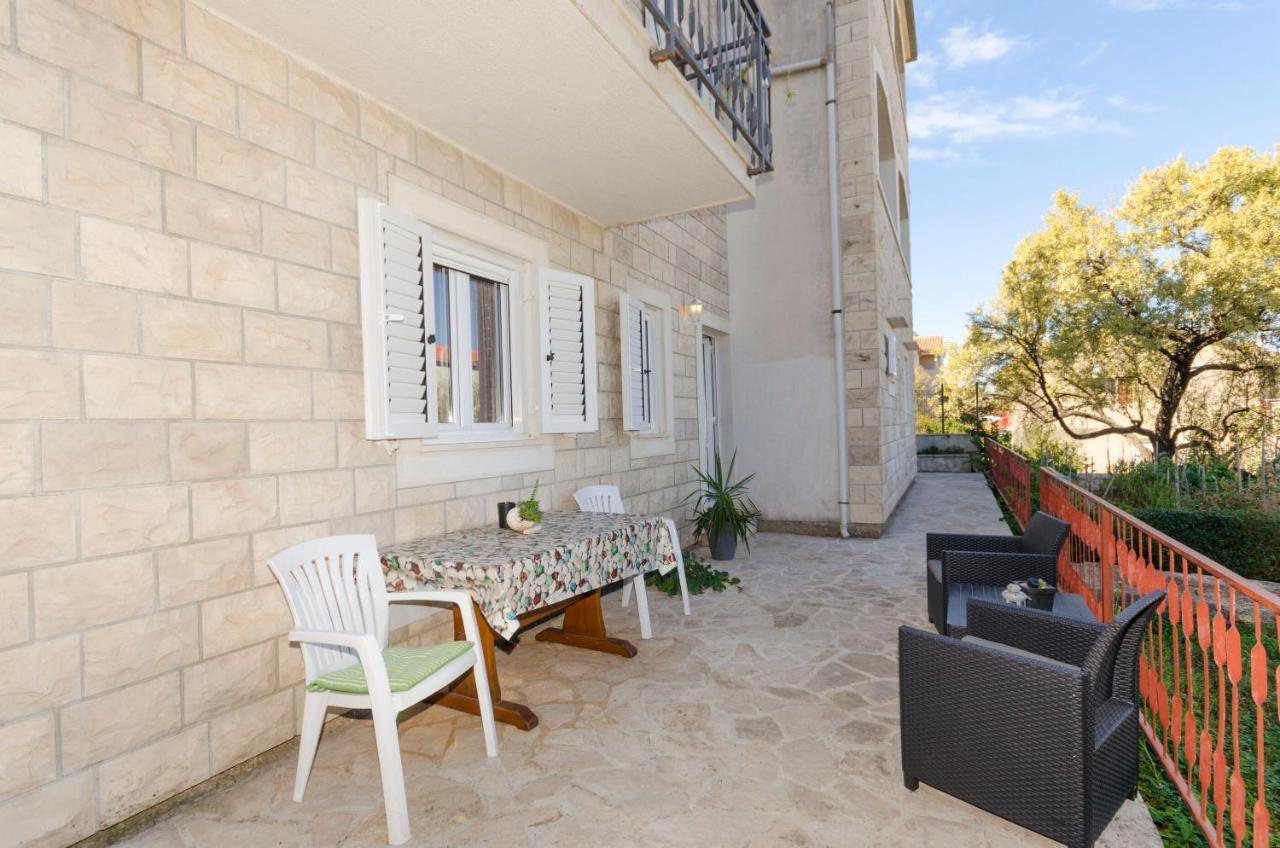 Apartments Silvana Supetar Exterior photo