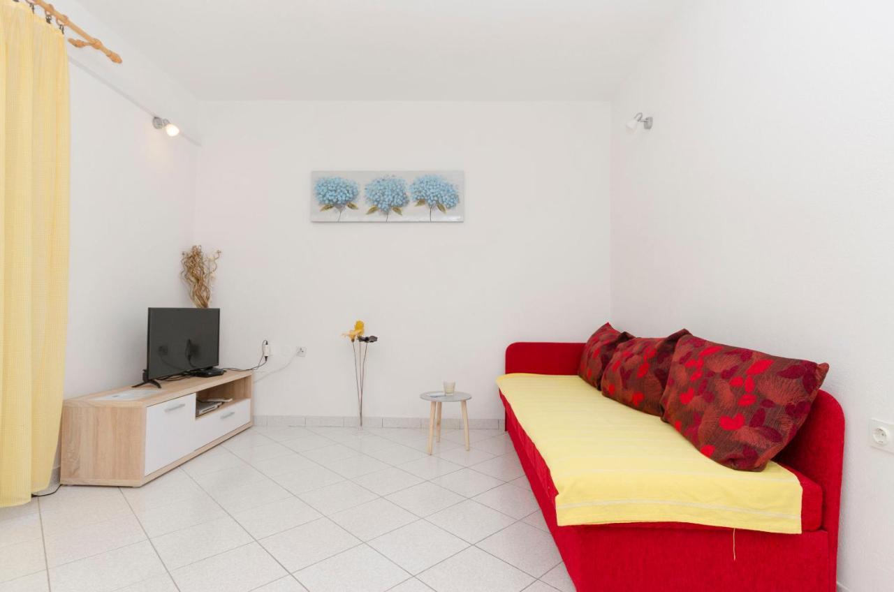 Apartments Silvana Supetar Exterior photo