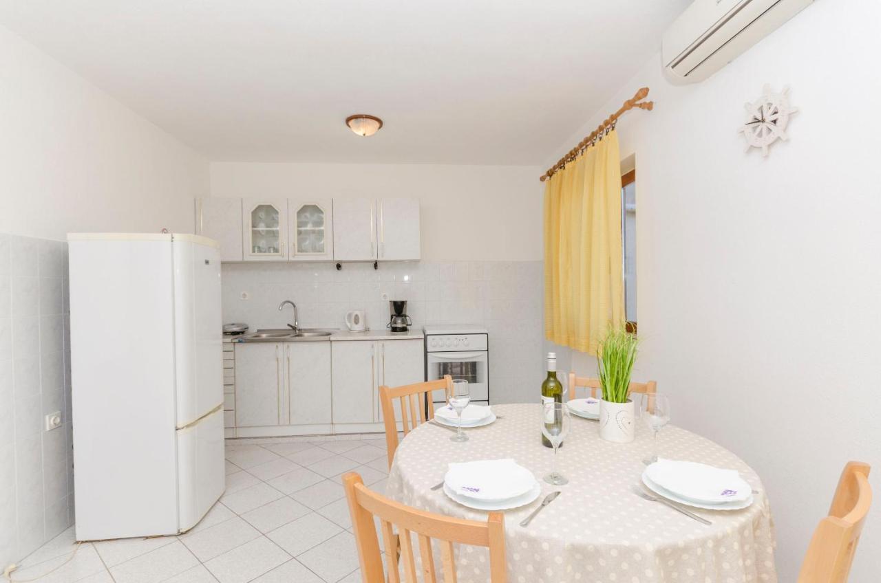 Apartments Silvana Supetar Exterior photo
