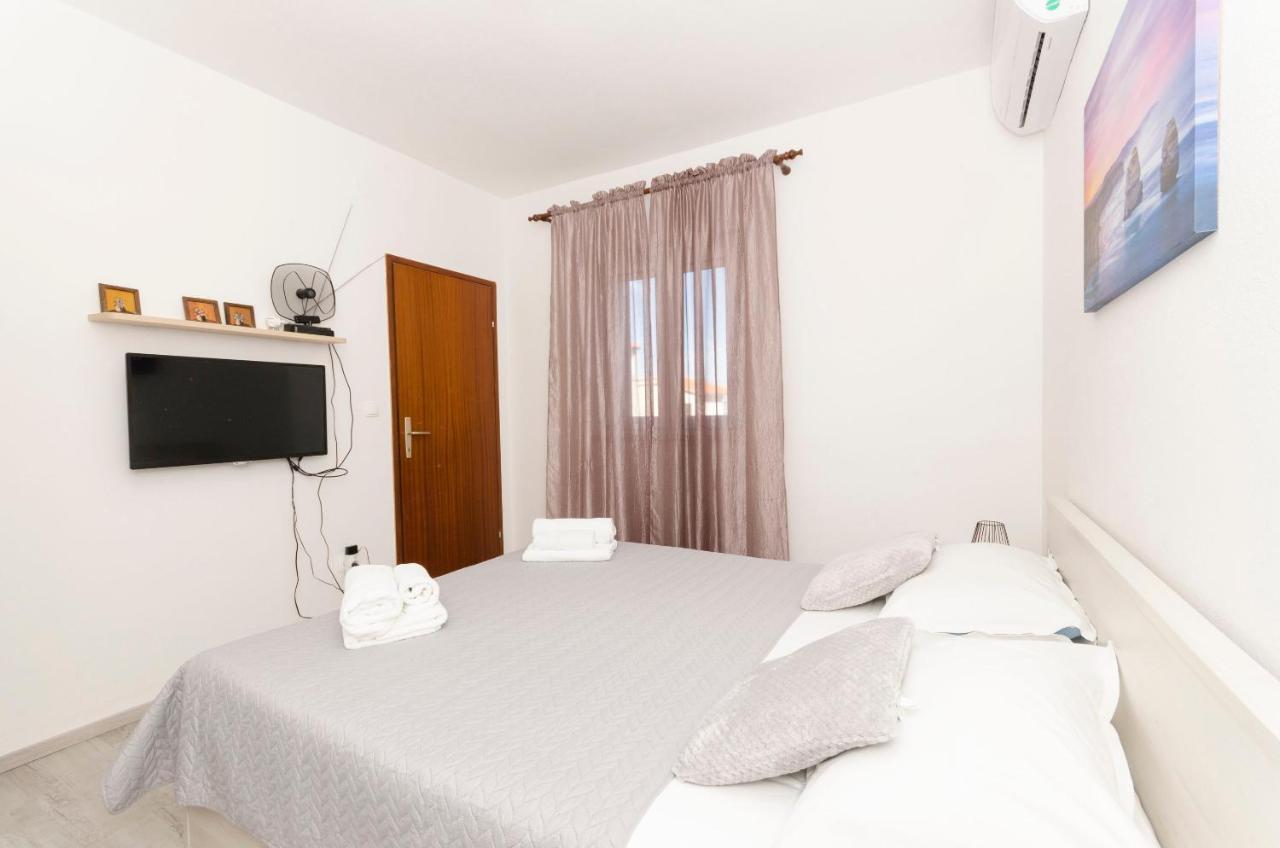 Apartments Silvana Supetar Exterior photo