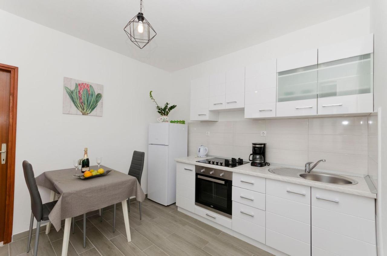 Apartments Silvana Supetar Exterior photo