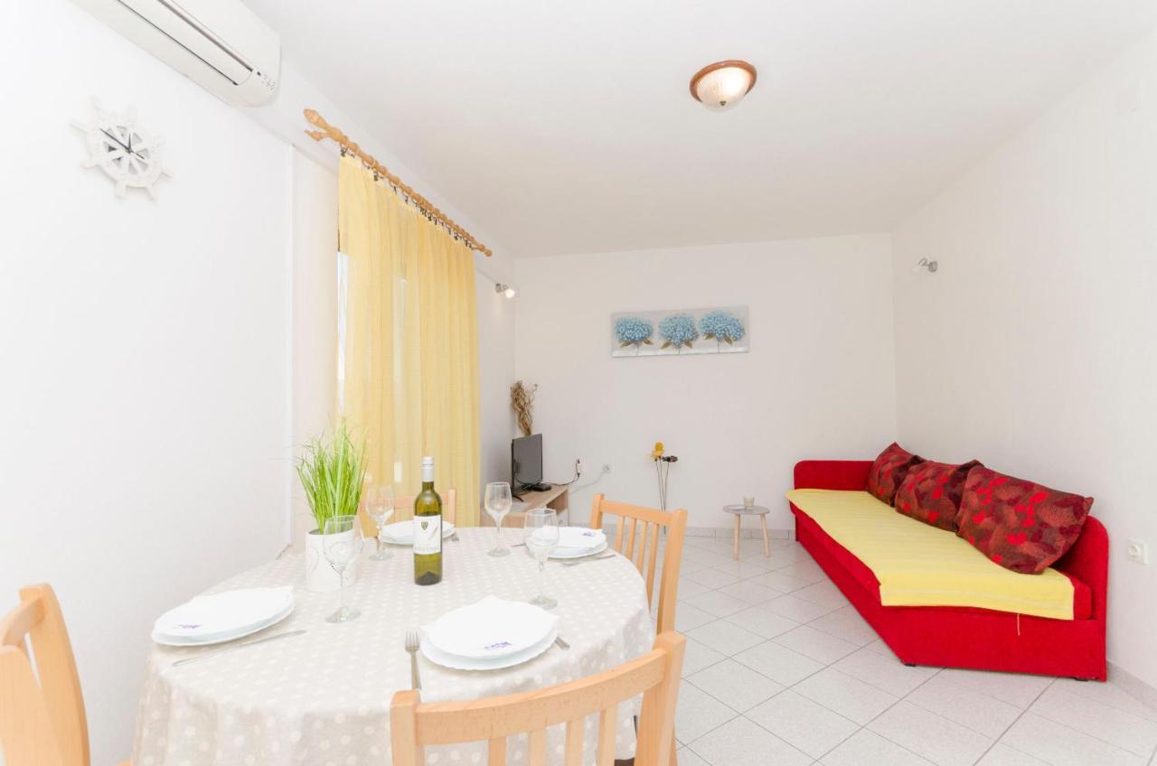 Apartments Silvana Supetar Exterior photo